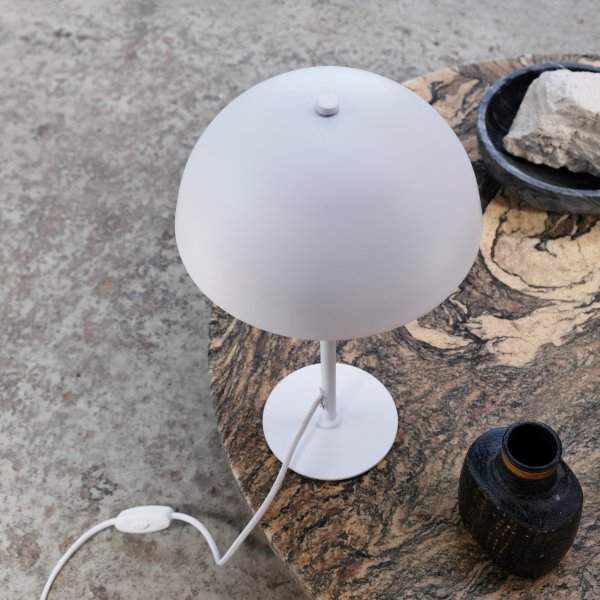Stockholm 40cm Wit tafellamp Van Dyberg Larsen - De kleine witte tafellamp uit de serie Stockholm, met een hoogte van 38 cm, is ideaal voor het verlichten van de boekenplank, een smalle plank, de vensterbank, het nachtkastje en vele andere plaatsen.