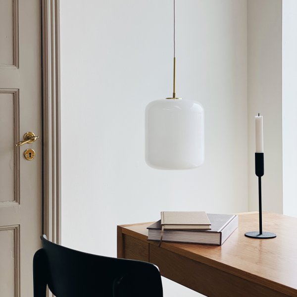 Silvia Ø25 Messing hanglamp Van Dyberg Larsen - Silvia is een serie plafondlampen van mondgeblazen opaalglas met een glanzend oppervlak, een fitting van messing en een wit textielsnoer.