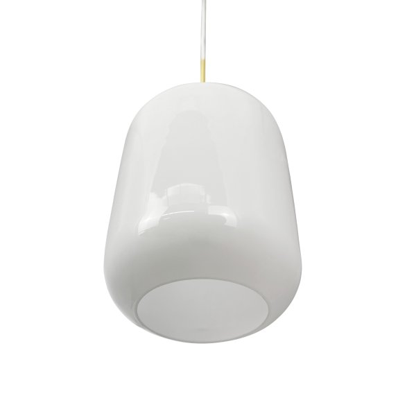 Silvia Ø25 Messing hanglamp Van Dyberg Larsen - Silvia is een serie plafondlampen van mondgeblazen opaalglas met een glanzend oppervlak, een fitting van messing en een wit textielsnoer.