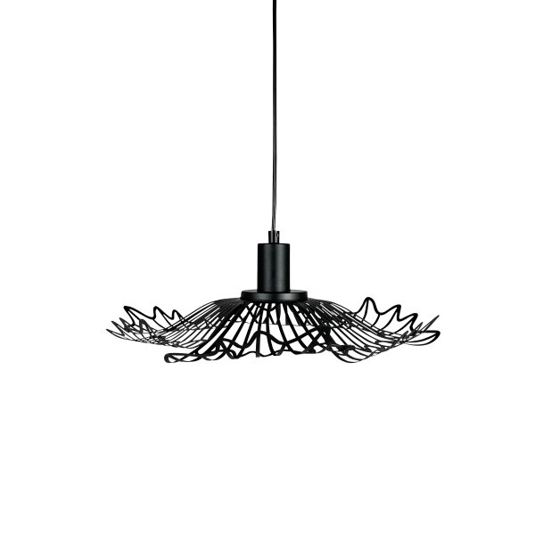 Flora Ø40 Matzwart hanglamp Van Dyberg Larsen - Finns i tv&aring; eleganta varianter: matt svart, med en industriell fransk k&auml;nsla, och p&auml;rlvitt, som kombinerar romantisk bohemstil med en minimalistisk touch.