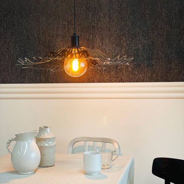 Flora Ø60 Matzwart hanglamp Van Dyberg Larsen - Finns i tv&aring; eleganta varianter: matt svart, med en industriell fransk k&auml;nsla, och p&auml;rlvitt, som kombinerar romantisk bohemstil med en minimalistisk touch.