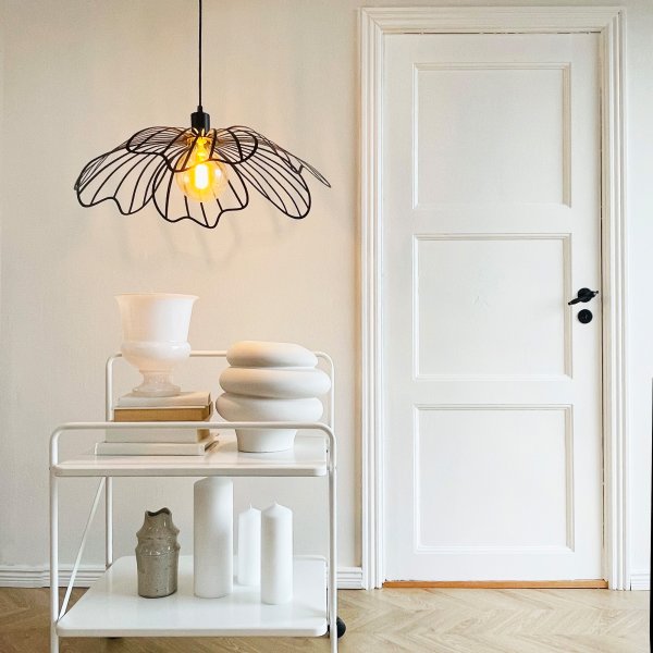 Blumen Ø60 Matzwart hanglamp Van Dyberg Larsen - Den sprider ett sofistikerat ljus och fungerar som en unik mittpunkt i hemmet, vare sig den h&auml;nger &ouml;ver matbordet, i vardagsrummet eller i entr&eacute;n.