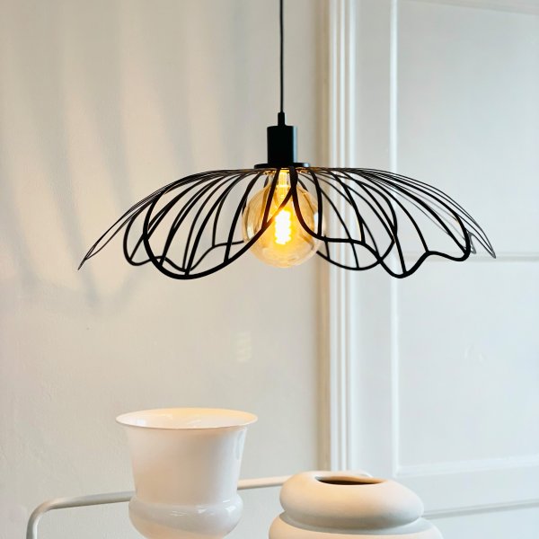 Blumen Ø60 Matzwart hanglamp Van Dyberg Larsen - Den sprider ett sofistikerat ljus och fungerar som en unik mittpunkt i hemmet, vare sig den h&auml;nger &ouml;ver matbordet, i vardagsrummet eller i entr&eacute;n.
