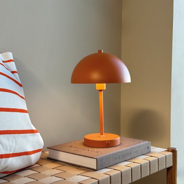 Stockholm 30cm Terracotta Draagbare Van Dyberg Larsen - Met drie instelbare helderheidsniveaus &ndash; 100%, 50% en 25%: met &eacute;&eacute;n druk op de knop past u het licht eenvoudig aan uw wensen aan.