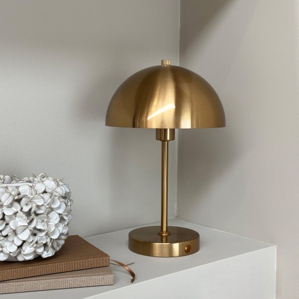 Stockholm 30cm Antiek messing Draagbare Van Dyberg Larsen - Met drie instelbare helderheidsniveaus &ndash; 100%, 50% en 25%: met één druk op de knop past u het licht eenvoudig aan uw wensen aan.