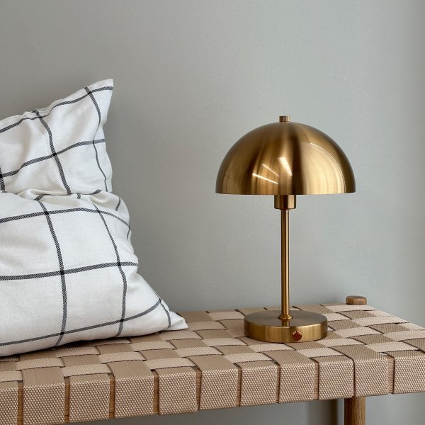 Stockholm 30cm Antiek messing Draagbare Van Dyberg Larsen - Met drie instelbare helderheidsniveaus &ndash; 100%, 50% en 25%: met één druk op de knop past u het licht eenvoudig aan uw wensen aan.