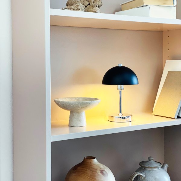 Malmø LED 23cm Chroom Draagbare Van Dyberg Larsen - Den svart- och kromf&auml;rgade metallen ger en elegant touch, och med sin kompakta storlek passar den perfekt p&aring; nattduksbord, skrivbord eller som dekorativ belysning.