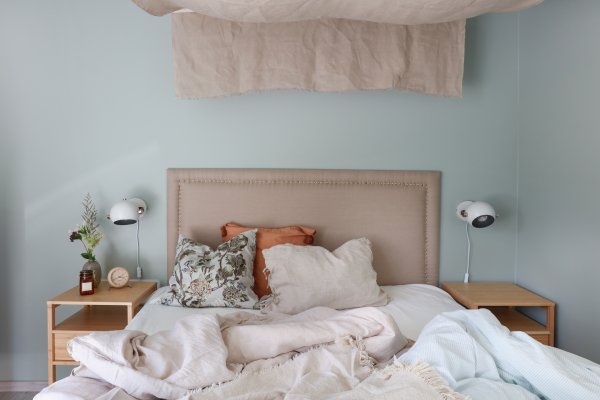 Bow Wit leeslamp Van Aneta Lighting - Bow wandlamp in wit gelakt metaal met details in chroom en zwart leer.