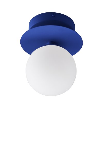 Art Deco Ø16 Blauw/wit badkamerlamp Van Globen Lighting - De lamp is gemaakt van metaal en heeft een witte glazen kap die zorgt voor een mooie lichtspreiding in de kamer.