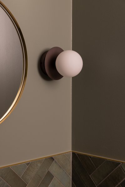 Art Deco Ø16 Brons/wit badkamerlamp Van Globen Lighting - De lamp is gemaakt van metaal en heeft een witte glazen kap die zorgt voor een mooie lichtspreiding in de kamer.