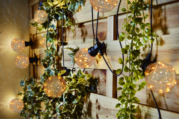 Garden micro-light Koppelbaar 10m Zwart Van Pixie Design - Als de timer aan staat, brandt het 8 uur lang en is het 16 uur uit.