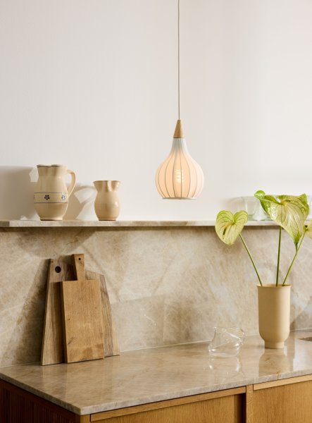Drops Ø17 Wit hanglamp Van Halo Design - Het is aan te raden om er meerdere op een rij of in een groep boven de eettafel te plaatsen.