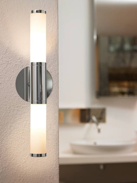 Palmera 46cm Chroom badkamerlamp Van Eglo - Dankzij de dubbele lichtbron verspreidt de lamp een aangenaam, zacht licht dat de kamer opvrolijkt en een uitnodigende sfeer creëert.