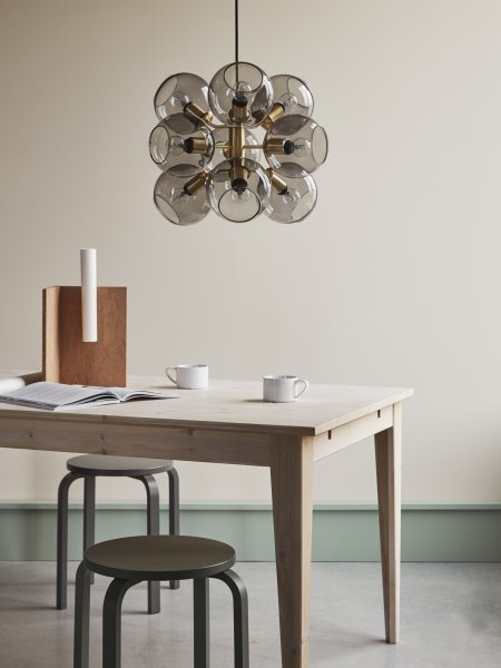 Tage 50 Ø45 Messing hanglamp Van CO Bankeryd - De lamp is geschikt om hoger aan het plafond van de woonkamer te hangen, in de slaapkamer voor een zachte algemene verlichting of boven de eettafel waar hij een rol speelt en een expressieve blikvanger wordt.