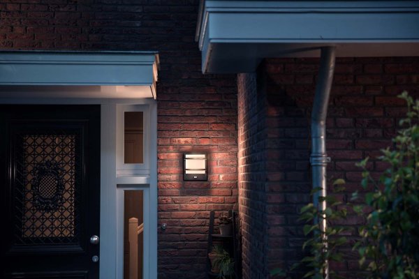 Petronia Antraciet buitenlamp Van Philips - De Philips Petronia LED-buitenlamp is gemaakt van hoogwaardig en duurzaam antracietgrijs aluminium.