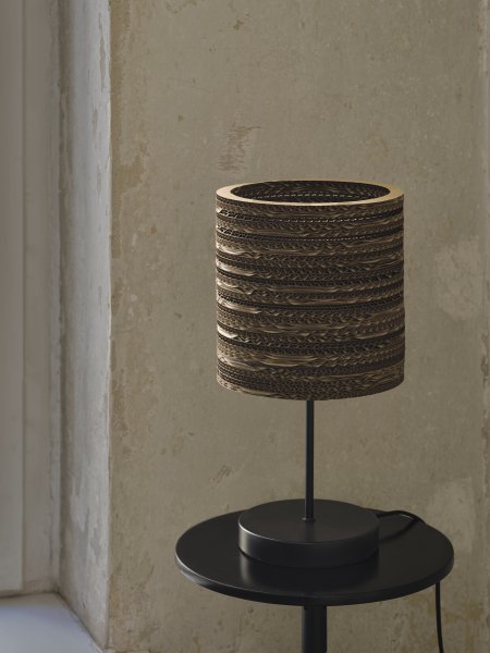 Cardboard Cylinder 38cm Bruin tafellamp Van Ledvance - De lampenkap, die uit meerdere lagen karton bestaat, cre&euml;ert een prachtig lichtspel in de kamer wanneer deze brandt en draagt bij aan een warme en natuurlijke sfeer.
