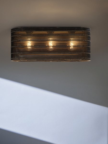 Cardboard Ovaal 60cm Bruin plafondlamp Van Ledvance - De lampenkap, die uit meerdere lagen karton bestaat, cre&euml;ert een prachtig lichtspel in de kamer wanneer deze brandt en draagt bij aan een warme en natuurlijke sfeer.