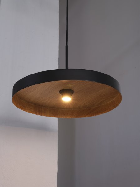  Plate Wood Ø40 Zwart hanglamp Van Osram - waardoor er een aangenaam en warm licht in de kamer verspreid wordt.