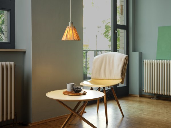 Raffia Ø20 Natuur hanglamp Van Ledvance - De lampenkap van raffiapalmen in combinatie met het groene metaal zorgt voor een warme en natuurlijke sfeer in de kamer.