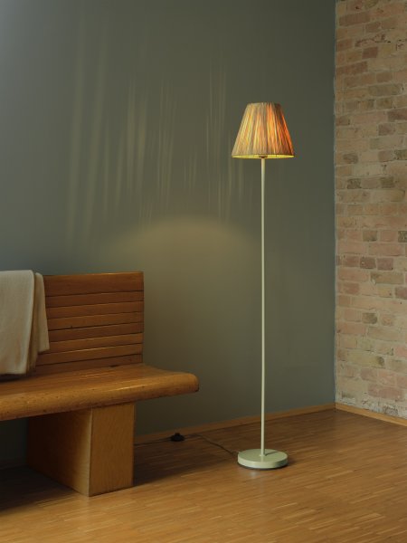 Raffia Natuur vloerlamp Van Ledvance - De lampenkap van raffiapalmen in combinatie met het groene metaal zorgt voor een warme en natuurlijke sfeer in de kamer.