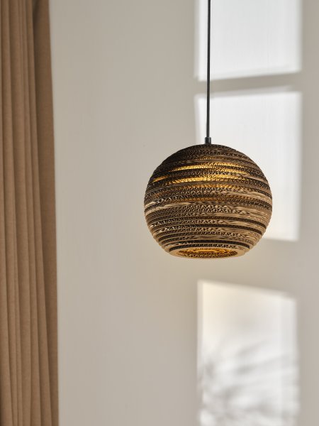 Cardboard Ball Ø26 Bruin hanglamp Van Ledvance - De ronde lampenkap, gemaakt van meerdere lagen karton, cre&euml;ert een prachtig lichtspel in de kamer wanneer deze brandt en draagt bij aan een warme en natuurlijke sfeer.