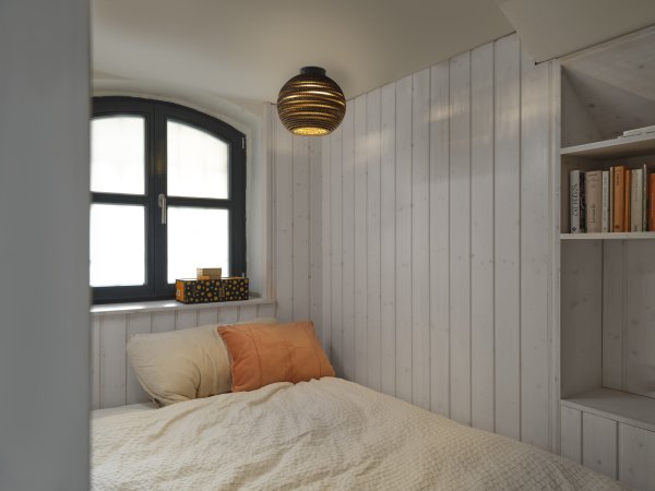 Cardboard Ball Ø26 Bruin plafondlamp Van Ledvance - De lampenkap, die uit meerdere lagen karton bestaat, creëert een prachtig lichtspel in de kamer wanneer deze brandt en draagt bij aan een warme en natuurlijke sfeer.