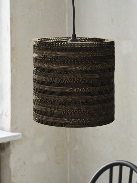  Cardboard Cylinder Ø25 Bruin hanglamp Van Osram - De lampenkap, die uit meerdere lagen karton bestaat, cre&euml;ert een prachtig lichtspel in de kamer wanneer deze brandt en draagt bij aan een warme en natuurlijke sfeer.