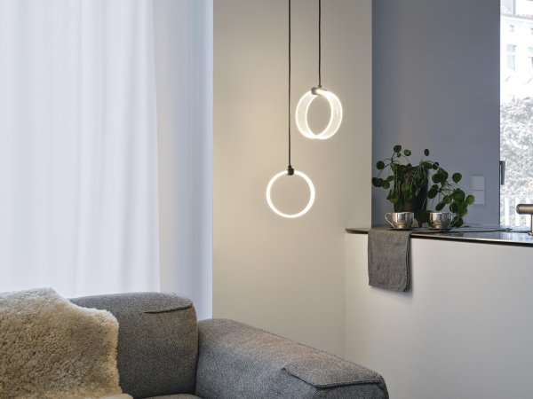 Circle PL 27cm Zwart hanglamp Van Ledvance - In de eerste fase schijnt de lamp in een warm wit licht van 3000K, in de tweede fase schijnt hij in een koud wit licht van 4200K en in de derde fase schijnt hij in 6500K (daglicht).