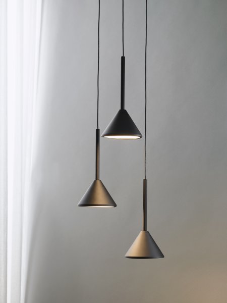 Fuji Ø30 Zwart hanglamp Van Ledvance - De konformade sk&auml;rmarna ger ett bl&auml;ndfritt ljus ner&aring;t p&aring; 990lm och 3000K varmvitt ljus.