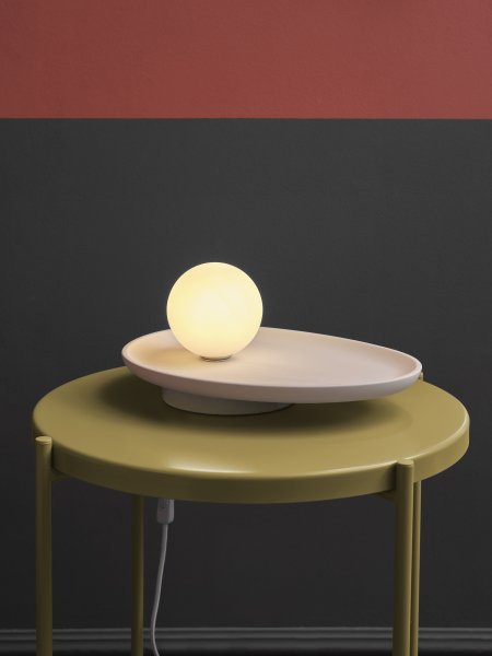 Plaster Nest 14cm Wit tafellamp Van Ledvance - Glaskupan i opal som omfamnar ljusk&auml;llan skapar ett fint och bl&auml;ndfritt ljus i rummet.