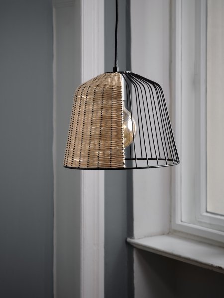 Cage Bell Ø26 Zwart hanglamp Van Ledvance - De zwarte metalen kap in combinatie met de rotan details geeft de kamer een gezellige sfeer.