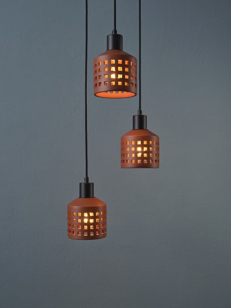 Clay Windows Ø32 Bruin hanglamp Van Ledvance - Clay Windows har en rustik design med sina sk&auml;rmar gjord av lera i en r&ouml;dbrun f&auml;rg.