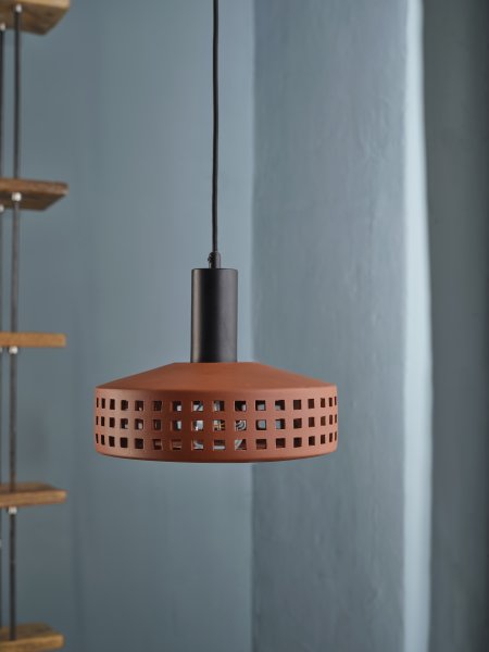 Clay Windows Ø26 Bruin hanglamp Van Ledvance - Clay Windows har en rustik design med sin sk&auml;rm gjord av lera i en r&ouml;dbrun f&auml;rg.