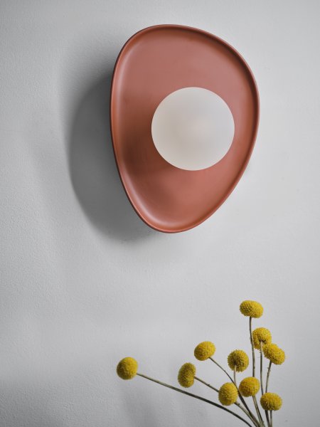 Clay Nest 26cm Bruin wandlamp Van Ledvance - Glaskupan i opal som omfamnar ljusk&auml;llan skapar ett fint och bl&auml;ndfritt ljus i rummet.