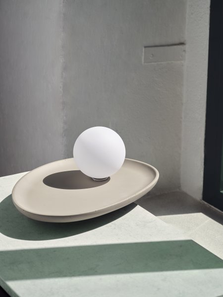 Concrete Nest 14cm Grijs tafellamp Van Ledvance - Glaskupan i opal som omfamnar ljusk&auml;llan skapar ett fint och bl&auml;ndfritt ljus i rummet.