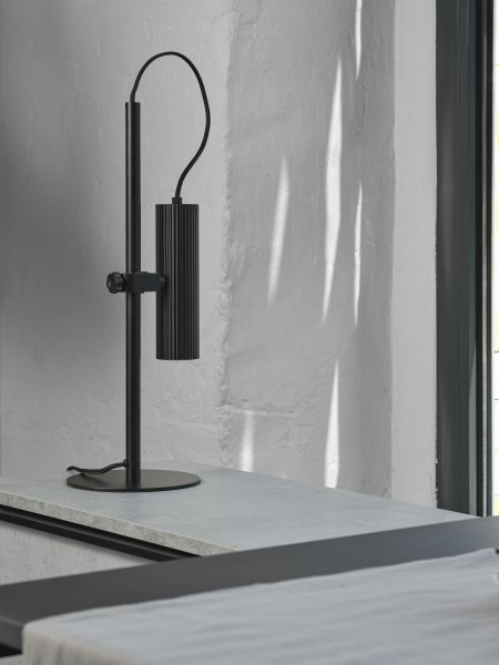 Drums 50cm Zwart bureaulamp Van Ledvance - De matzwarte geribbelde spot kan worden gekanteld om het licht naar wens te richten.