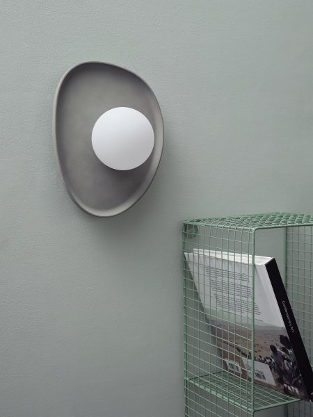 Concrete Nest 26cm Grijs wandlamp Van Ledvance - Glaskupan i opal som omfamnar ljusk&auml;llan skapar ett fint och bl&auml;ndfritt ljus i rummet.