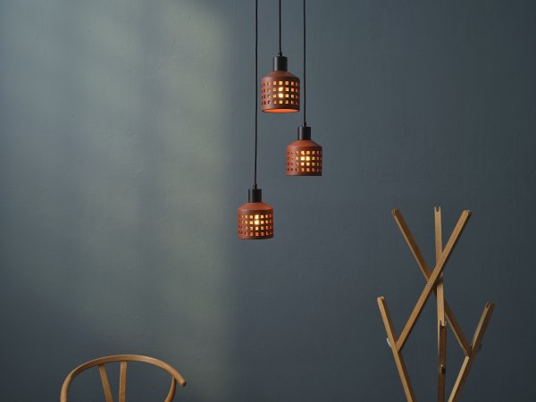 Clay Windows Ø32 Bruin hanglamp Van Ledvance - Clay Windows har en rustik design med sina sk&auml;rmar gjord av lera i en r&ouml;dbrun f&auml;rg.