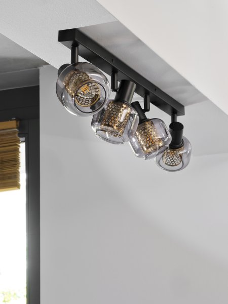 Firefly 4 Zwart spot Van Ledvance - De r&ouml;rliga spotlightsen med sk&auml;rmar av gr&aring;tonat glas i kombination med de guldiga detaljh&ouml;ljet som omfamnar ljusk&auml;llorna bidrar med en elegans till rummet.