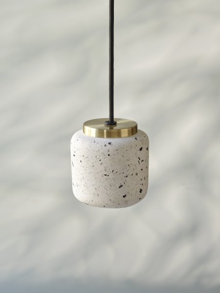 Terrazzo Ball Ø10 Wit hanglamp Van Ledvance - Detaljerna i m&auml;ssing bidrar med en elegans till rummet.