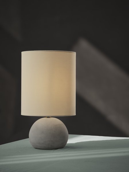  Impact 38cm Grijs tafellamp Van Osram - Lampfoten i betong och den beiga sk&auml;rmen skapar ett jordn&auml;ra intryck och ger en fin ljusspridning.
