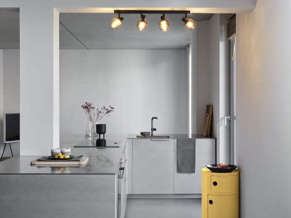 Firefly 4 Zwart spot Van Ledvance - De r&ouml;rliga spotlightsen med sk&auml;rmar av gr&aring;tonat glas i kombination med de guldiga detaljh&ouml;ljet som omfamnar ljusk&auml;llorna bidrar med en elegans till rummet.