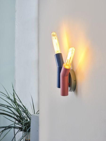  Straw 2 Veelkleurig wandlamp Van Osram - Straw &auml;r en lekfull v&auml;gglampa med h&auml;rliga kul&ouml;rer.