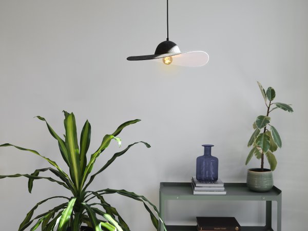 Felt Hat Ø50 Donkergrijs hanglamp Van Ledvance - Felt Hat &auml;r en vacker pendel med sk&auml;rm formad som en hatt gjord av filt, vilket ger en fin och varm ljusspridning i rummet.