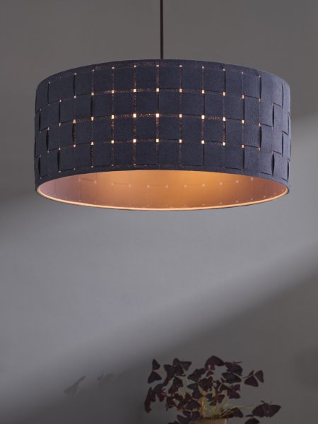 Felt Weaving Ø48 Donkergrijs hanglamp Van Ledvance - Dekorativ pendel med sk&auml;rm gjord av fl&auml;tad filt vilket ger en fin och varm ljusspridning i rummet.