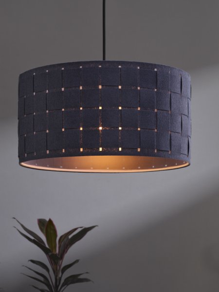 Felt Weaving Ø38 Donkergrijs hanglamp Van Ledvance - Dekorativ pendel med sk&auml;rm gjord av fl&auml;tad filt vilket ger en fin och varm ljusspridning i rummet.