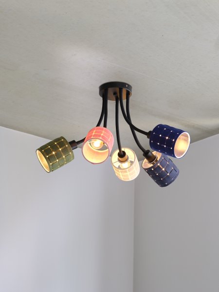 Felt Weaving Cans 63cm Veelkleurig plafondlamp Van Osram - Varje arm har en sk&auml;rm av fl&auml;tad filt vilket ger en fin och varm ljusspridning i rummet.