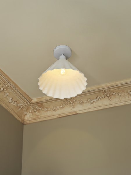 Pulp Ø30 Wit plafondlamp Van Osram - De decoratieve papieren lampenkap zorgt voor een mooie lichtspreiding in de kamer.