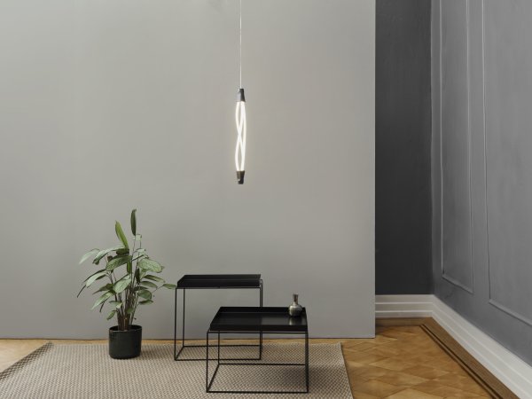 Swirl Ø15 Zwart hanglamp Van Ledvance - Lampan &auml;r 3-stegs dimbar med din vanliga v&auml;ggstr&ouml;mbrytare s&aring; du kan justera ljusstyrkan efter behov.