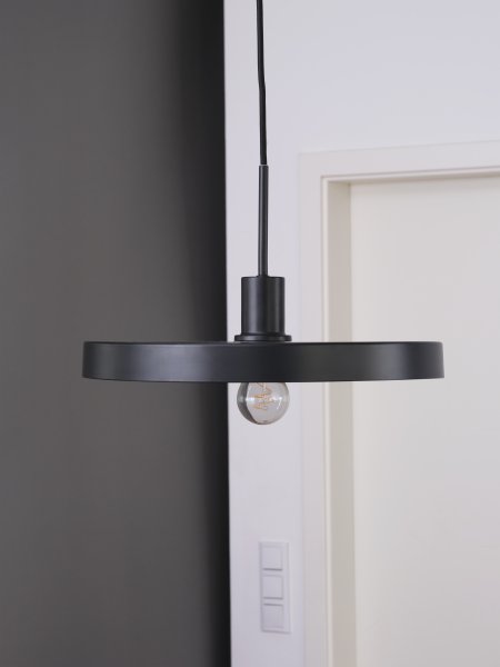 Plate Ø40 Zwart hanglamp Van Ledvance - De binnenkant van de kap heeft een beige kleur, wat zorgt voor een mooie, heldere lichtverdeling in de kamer.